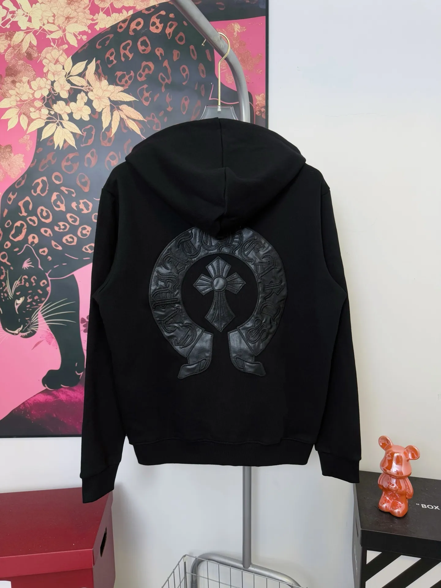 P310 Chrome Hearts Miami limited-edition horseshoe embroidered leather label hooded jacket, the same style at ChromeHearts counters. Made of 430g double-strand double yarn pure cotton terry fabric. The original custom hardware zippers are restored in place. The handle is very textured. Three-dimensional and atmospheric. Versatile and easy to wear in autumn. Simple and elegant. It adopts the os version. The upper body effect is great. Suitable for all body types. Soft and comfortable. CH Sanskrit embroidered letters on the front and large horseshoe Sanskrit leather label on the back. The small mark on the hem is the finishing touch. It is machine washable. It will not fade or deform. It has complete accessories. Original mold opening. Perfect restoration. ZP 2:1. Same style for men and women. Versatile and not picky. Size: s m l xl. Color: black